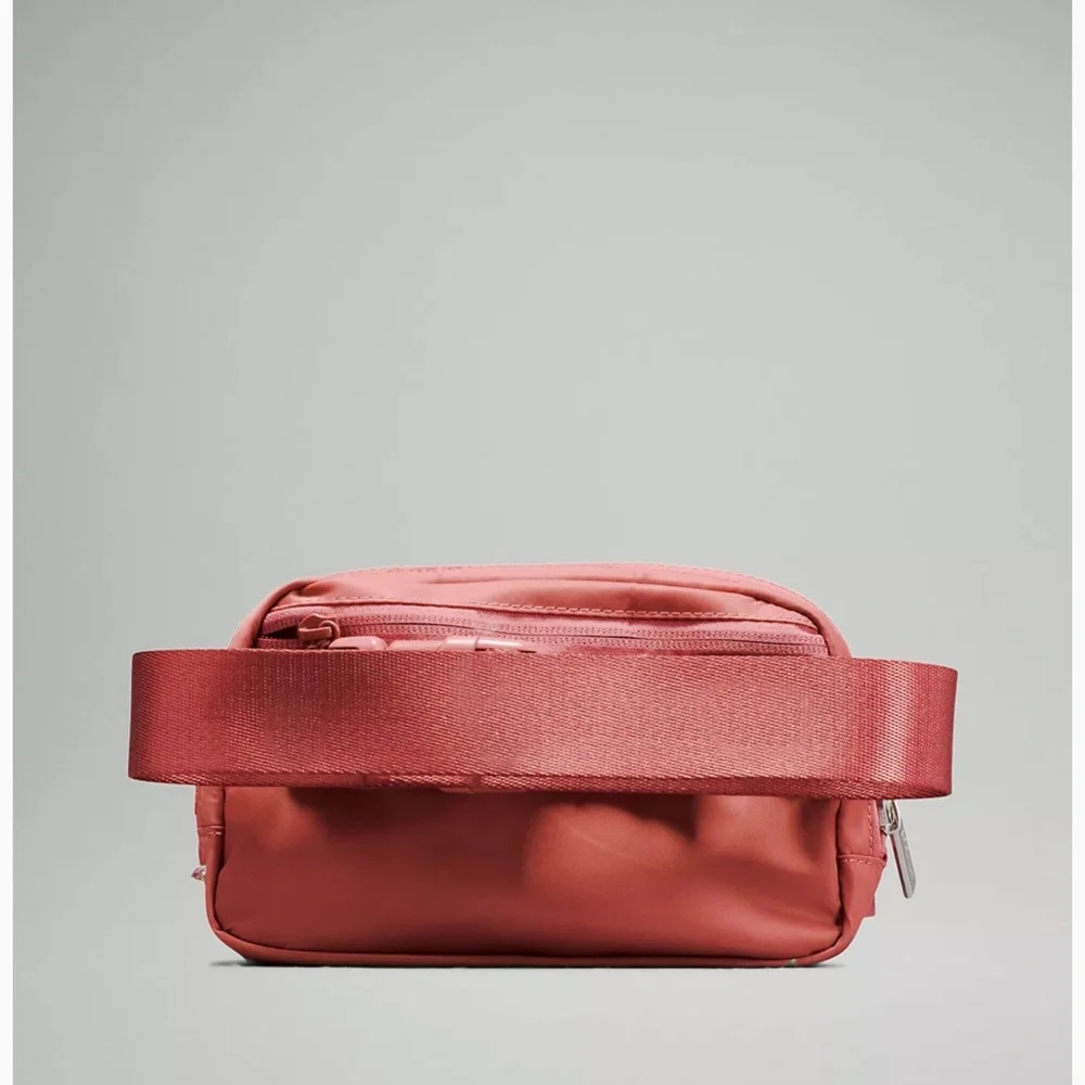 Lululemon everywhere belt bag in Briar Rose - Picture 3 of 4